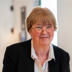 szakmai vezető-helyettes,
üzleti igazgató